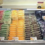 八天堂 - 冷蔵ショーケースに並ぶクリームパン類