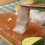 和ダイニングみつ橋 - スズキを岩塩プレートに付けて