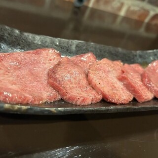 当店名物「黒タン」◆焼いた瞬間に肉汁が溢れる！