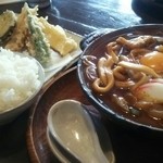 煮込みうどん かに屋 - 昼・煮込みうどん950円に100円の野菜天ぷらとライス200円