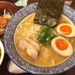 濃厚鶏そば 築地とり食堂 - 濃厚なスープの鶏そばをいただきました。こってりだけど、鶏なのでどろどろではないですね。旨みがたっぷりという印象。半鶏めしと鶏唐揚げの鶏三昧セットでした。ご馳走様でした。