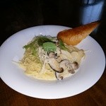 ポチャン湖 - ４種のきのこのクリームパスタ　バケット付き