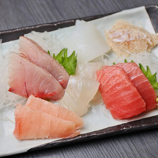 地元の新鮮な魚介類を使用したお刺身をご堪能ください！