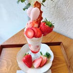 カフェ マナ - いちごパフェ