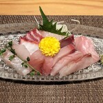 魚料理・もつ鍋  山咲き - 刺身5点盛は普通5種類2切れずつ何ですが1人なので11種類1切にしてくれました。
