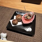 魚料理・もつ鍋  山咲き - お通しはバイ貝と里芋的な