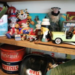 Indy Room Cafe - 奥にあるこちらに指を指している人形がアメリカの象徴、アンクル・サムです