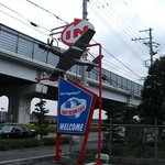 Indy Room Cafe - 看板と初代フォード・マスタング