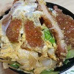 兼山 - カツ丼の具はたっぷり玉ねぎと青ねぎに半熟加減抜群のトロトロ玉子がナイス！