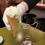台北餃子 西荻窪張記 - 温玉の担々ポテサラ。ビフォー。お店の人が手に持って、、、え？！