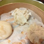 台北餃子 西荻窪張記 - 鶏焼売と小籠包。鶏焼売は軟骨がコリコリしていて好み♪