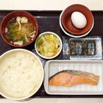 すき家 - 料理写真:鮭定食 600円 , たまご 90円