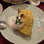 福新楼 - 最後はデザートにドライフルーツ入りの蒸しケーキ、これは杏仁クリームでいただきました。