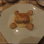 シャテール - 仔牛のテリーヌ、パイ包み焼：普段は赤ワインソースで供される料理ですが、我々が飲んでいた白ワインに合せて、ソースも変更してくださるというお心遣い。