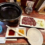 福家 - 陶板焼きの鍋とタレに胡麻油
