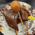 山汁らーめん - おでん  左からこんにゃく、たまご、牛すじ