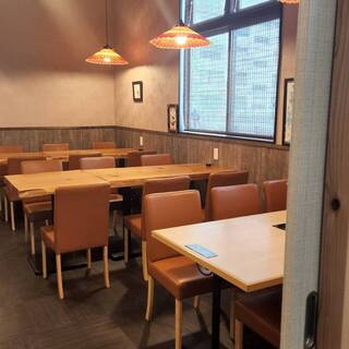 明るく広々とした店内◆最大20名対応の個室で大人数宴会も可能
