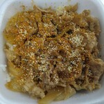 吉野家 - 牛丼並テイクアウト489円、七味、カレー粉、ガーリックパウダーで味変(2025.12.10)