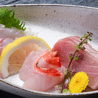 鮮度際立つ海の幸をお刺身で。火入れにこだわったお肉料理も