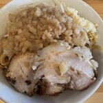 ラーメン荘 ヤマロク - 汁無し300gニンニク野菜普通アブラ多め炭火焼き炙り