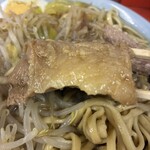ラーメン富士丸 - ブタ横から