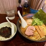 瞠 - らーめん　1050円　＋　黒いドライカレー　400円