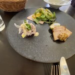 アンティカ トラットリア クロノ - 左のマリネ、美味しい。お肉は少しかたかった。すみません