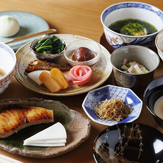 旬の味覚を堪能できる、四季折々の素材を活かした会席コース