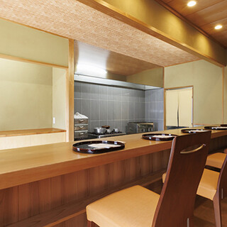 落ち着いた空間で愉しむカウンター席のみの隠れ家店