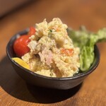 無名塾 - ポテトサラダ
ほくほくのポテトに具材の旨みがぎゅっと詰まった、やさしい味わいのポテトサラダ。彩り野菜がアクセントになり、ひと口ごとにほっとする美味しさ。