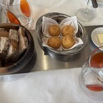 Benoit Alain Ducasse - アミューズのグジェールが最高！ 茶色っぽいパンはどの料理に合わせても美味しさを盛り立てる名バイプレイヤー❤︎