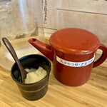 そば処とんぼ - この天つゆポット、以外とドバッと出てしまって要注意！笑