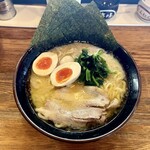 横浜家系ラーメン頂家 - 味玉ラーメン(並)