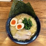 横浜家系ラーメン頂家 - 味玉ラーメン(並)