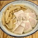 塩々 - チャーシュー麺にメンマをトッピング。
