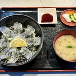 活ヒラメの海鮮丼（1,300円）