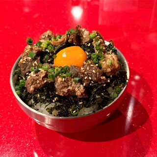 2種類の特製タレから選べるボリューム満点の「肉まるTKG」◎