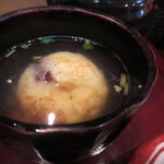 ほっこり処 いわくら - 明石焼きを出汁に浸したところ