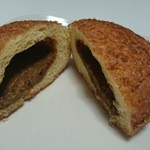 阪急ベーカリー香房 - 料理写真:ザクザク香ばしい衣の中に、とろり濃厚な阪急百貨店大食堂のカレーペースト