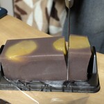 虎屋ういろ - 栗をカットしてます
