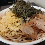 なぜ蕎麦にラー油を入れるのか。 - かつおぶし、揚げ玉、刻みねぎ、すりごま、てっぺんに刻み海苔がデフォ