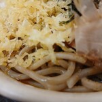 なぜ蕎麦にラー油を入れるのか。 - 相変わらずの歯ごたえがあるそばに、つゆはばっちりラー油風味。あともう少しかなというところで、缶容器の中から生たまごを出して丼に投入。でも先に丸飲みしたから無意味(笑)