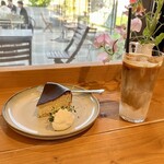 ピースバイピースコーヒー - マサラチャイのチーズケーキとアイスカプチーノ