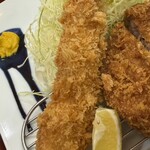 鉄兵衛 - 大きめ海老フライとロースかつ(大)の大きめ海老フライ