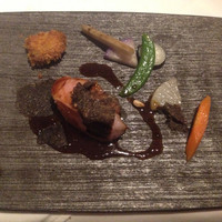 レストラン ヒロミチ - イベリコ豚ベジョータ 肩ロース肉のローストとクロケット マデラ酒と石垣島ピパーツの香り