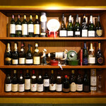 ラ メゾン ダミ - 店内中央のワイン棚