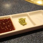 焼肉ビストロ168（イロハ） - 味も、タレ、わさび、塩の三種類から好みでいただける。