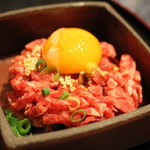 焼肉ビストロ168（イロハ） - 神戸ビーフユッケ 　パックから出して、ネギ、生卵をかけてかき混ぜる。