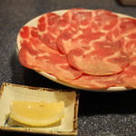 焼肉ビストロ168（イロハ） - 焼き肉屋さんに来て一番に食べるもの、それは牛塩タンやな。 
      