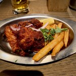 エリックサウス - チキン65（抹香とりから的なもの）とマサラ・フライド・ポテト。社会通念上の晩酌セットみたいな組み立てで提供されていて嬉しい